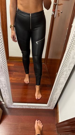 Pantalón polipiel efecto cuero Zara