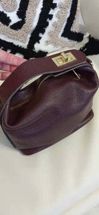 Bolso piel burdeos con herrajes dorados