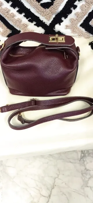 Bolso piel burdeos con herrajes dorados