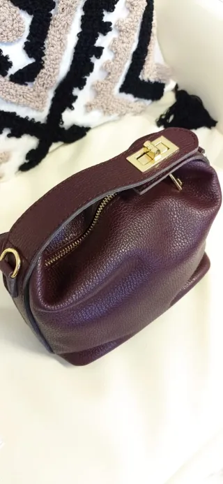 Bolso piel burdeos con herrajes dorados