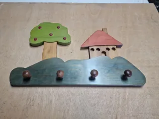 Percha infantil madera árbol y casa