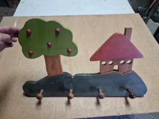 Percha infantil madera árbol y casa