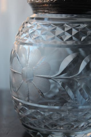 Bombonera de cristal tallado y plata