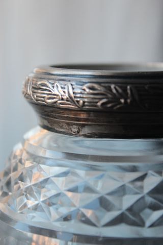 Bombonera de cristal tallado y plata