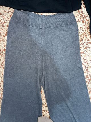 Camiseta negra con estampado de chica + Pantalón