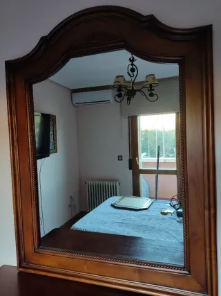 Muebles: Mesitas, cómoda, espejo y silla