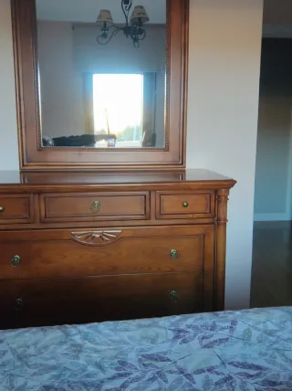 Muebles: Mesitas, cómoda, espejo y silla