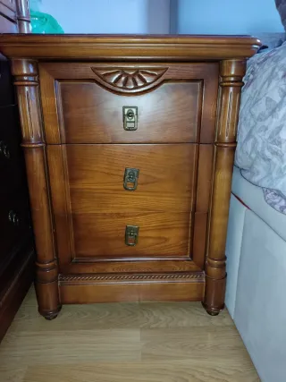 Muebles: Mesitas, cómoda, espejo y silla