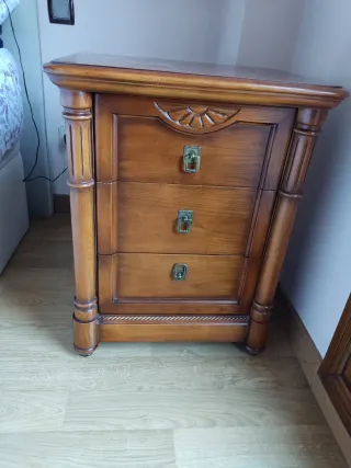 Muebles: Mesitas, cómoda, espejo y silla