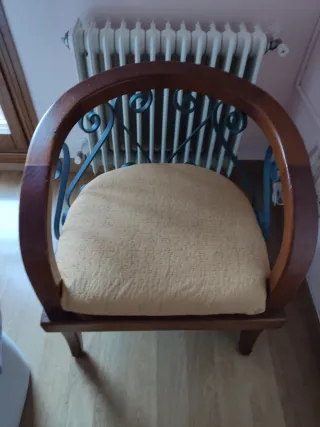 Muebles: Mesitas, cómoda, espejo y silla