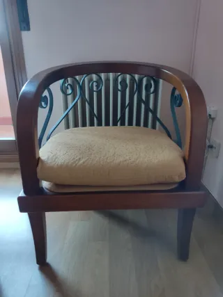 Muebles: Mesitas, cómoda, espejo y silla