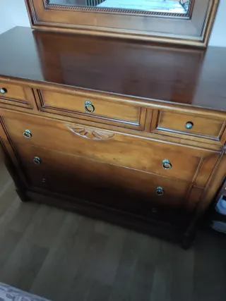 Muebles: Mesitas, cómoda, espejo y silla