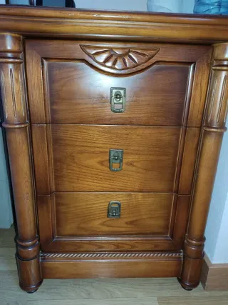 Muebles: Mesitas, cómoda, espejo y silla