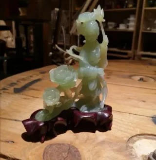 Figura de Jade con Flores