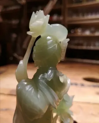 Figura de Jade con Flores