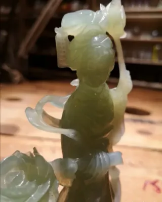 Figura de Jade con Flores