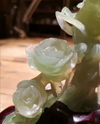 Figura de Jade con Flores