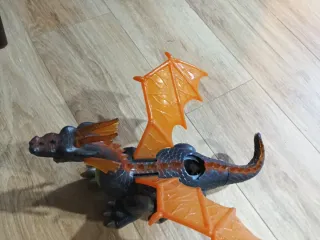 Dragón de juguete naranja y negro