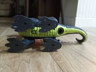 Dragón de juguete naranja y negro