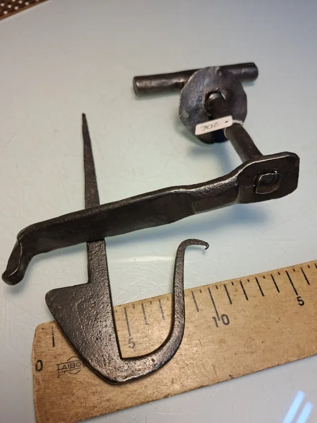 Tirador cerrojo doble antiguo forjado