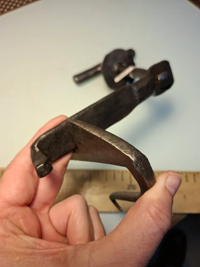 Tirador cerrojo doble antiguo forjado