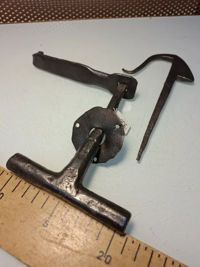 Tirador cerrojo doble antiguo forjado