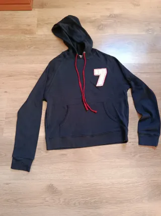 Sudadera negra con capucha y número 7