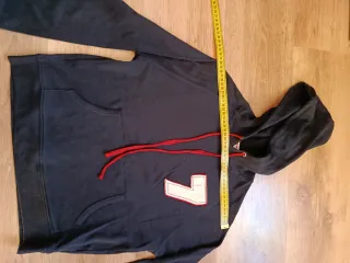 Sudadera negra con capucha y número 7