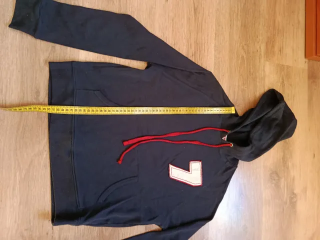 Sudadera negra con capucha y número 7