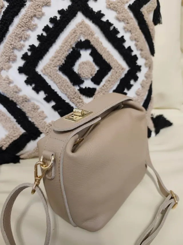 Bolso piel beige con cierre dorado