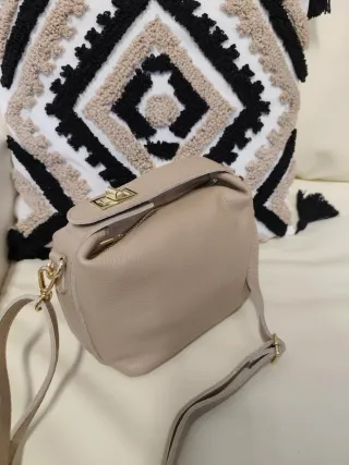 Bolso piel beige con cierre dorado