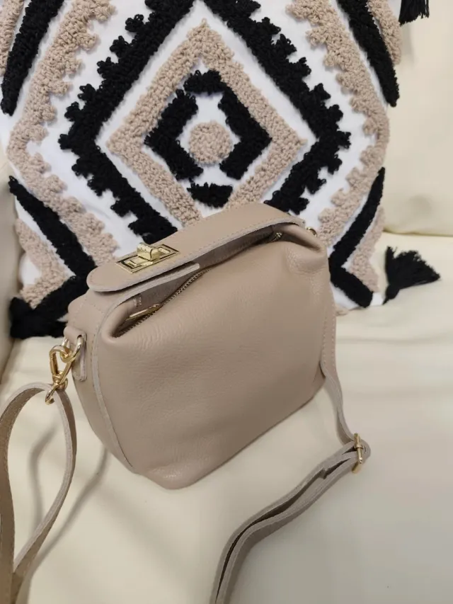 Bolso piel beige con cierre dorado