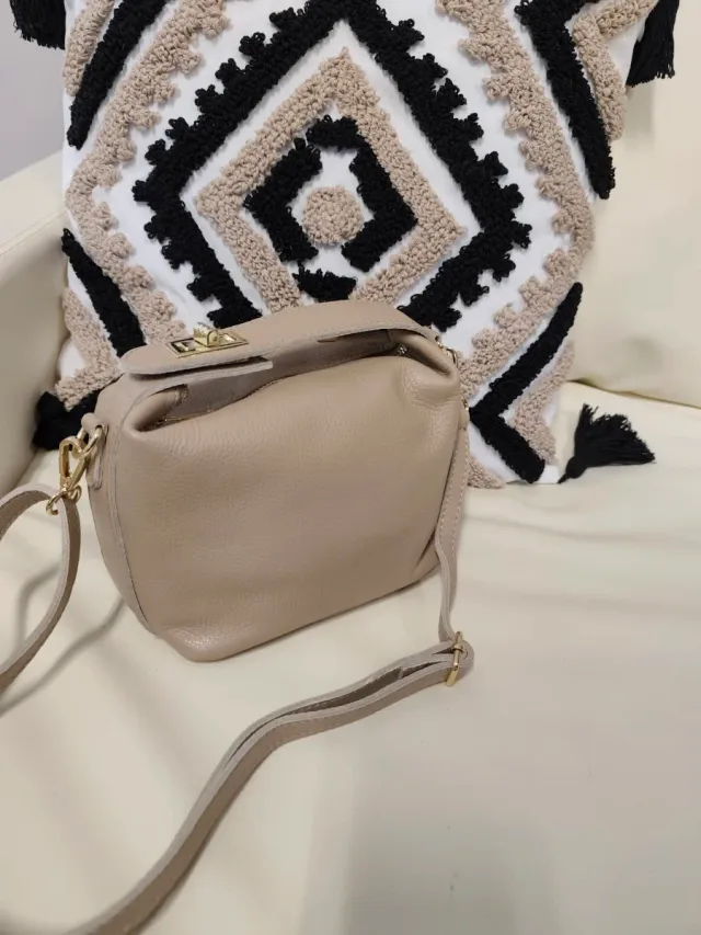 Bolso piel beige con cierre dorado