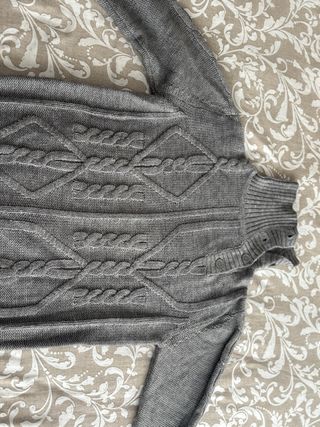 Jersey de hombre gris con trenzas