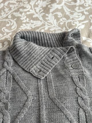 Jersey de hombre gris con trenzas