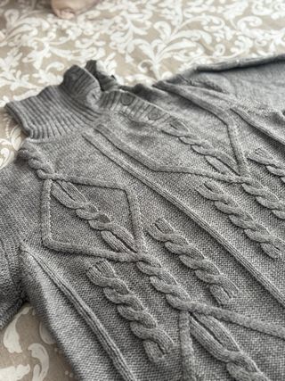 Jersey de hombre gris con trenzas