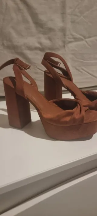 Sandalias tacón ancho marrón