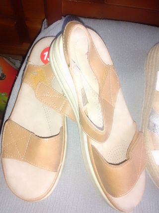 Sandalias cuña beige y plateadas talla 39