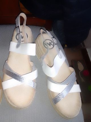 Sandalias cuña beige y plateadas talla 39