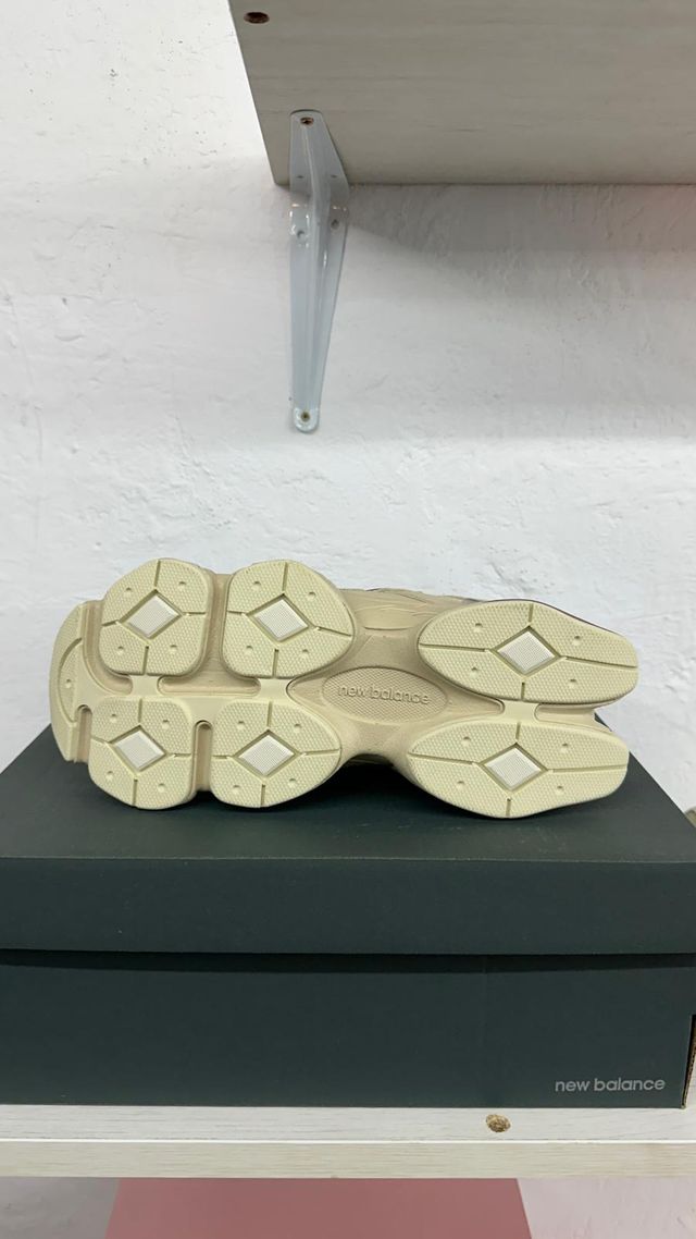 New Balance 9060 Beige/Marrón