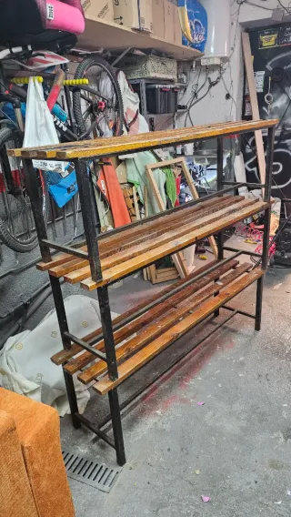 3 bancos metálicos y de madera