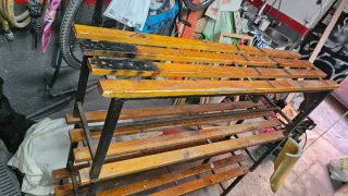 3 bancos metálicos y de madera