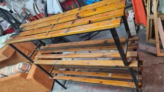 3 bancos metálicos y de madera