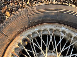 Rueda antigua Pirelli 175 SR14