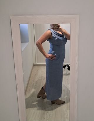 Vestido largo azul metalizado.