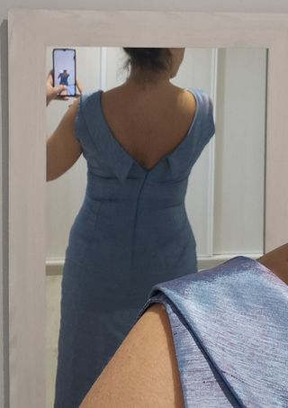 Vestido largo azul metalizado.