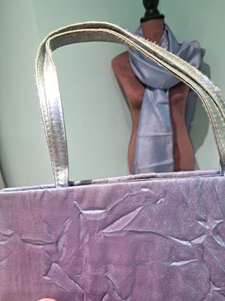 Vestido largo azul metalizado.