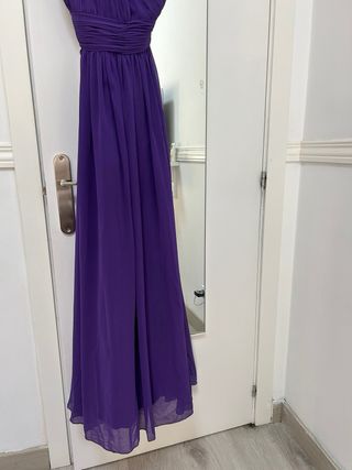 Vestido de ceremonia morado con fular