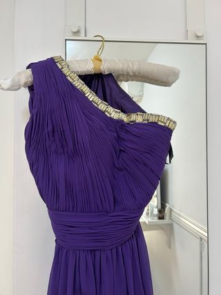 Vestido de ceremonia morado con fular