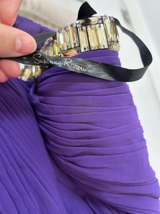 Vestido de ceremonia morado con fular